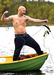 Mattias tar upp nt i Rnningsvallssjn.  Foto: Lasse Modin.